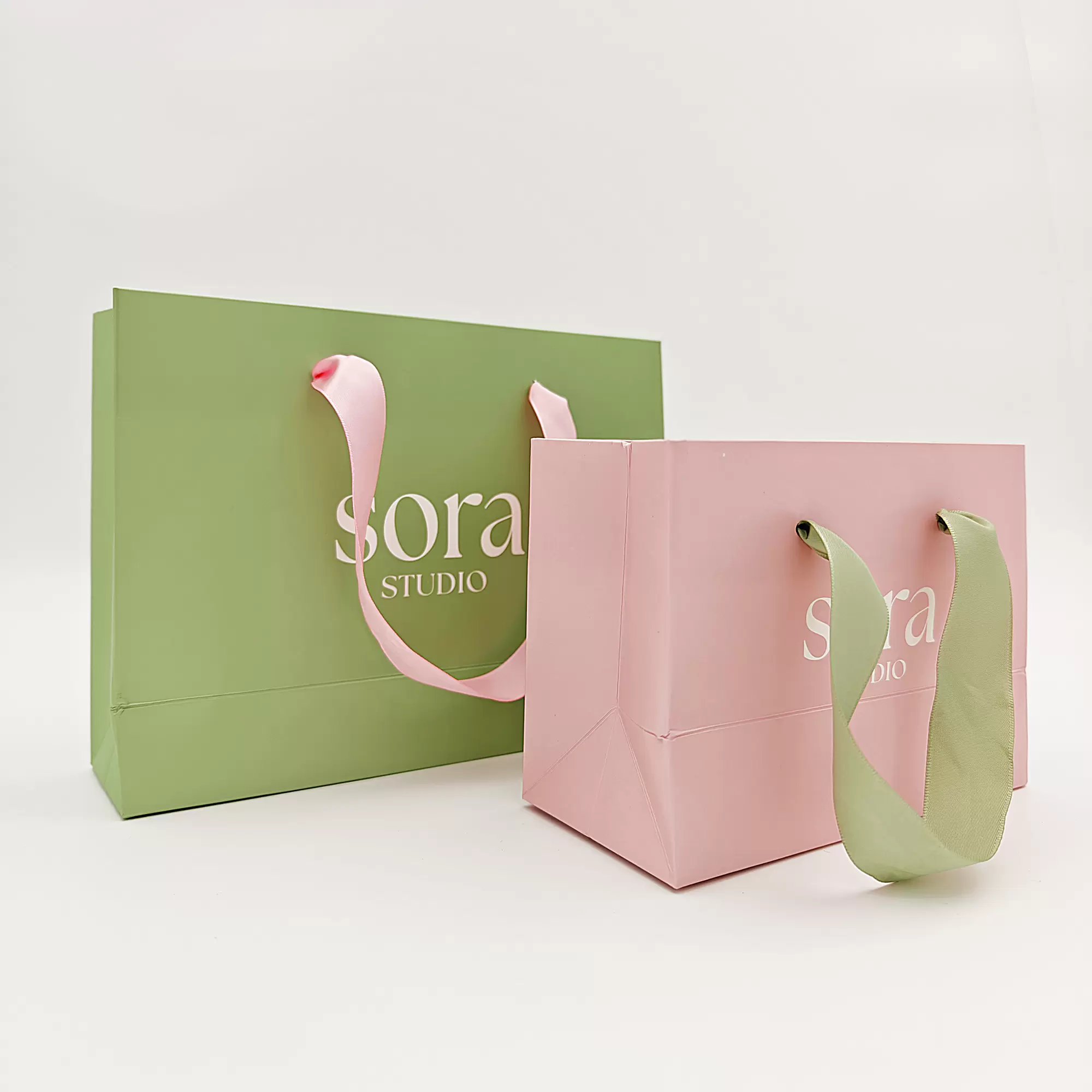 Custom paper shopping bag with logo for brand stores